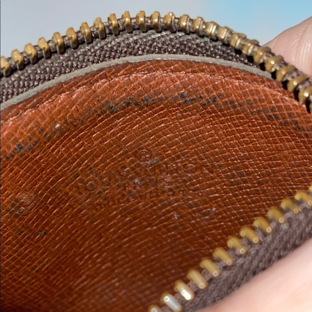 Louis Vuitton Monogram Key Pouch - Picture 15 of 16